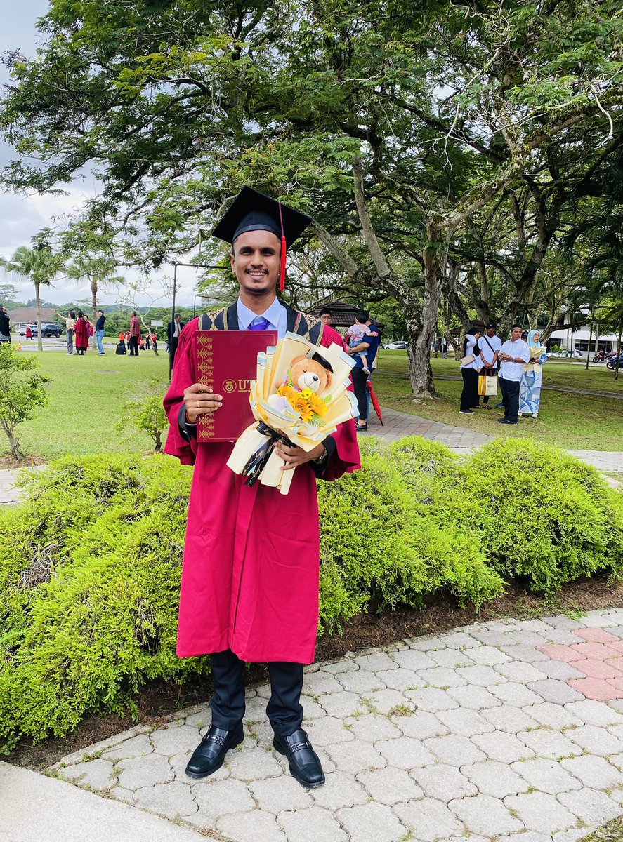 neutron_starz's tweet photo. Graduated 🎓❤️✅🧿
#utmconvocation
#utm
#BScEngineering https://t.co/uWLNxZ3Hfw