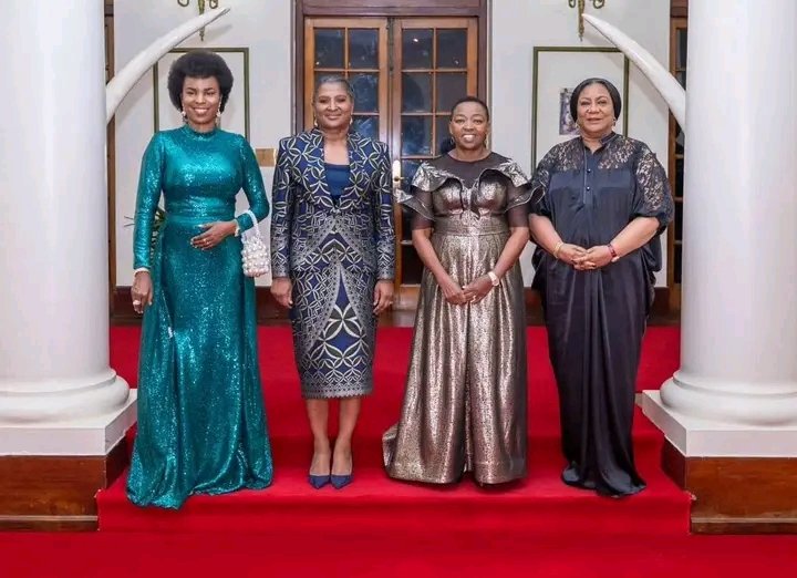 ZenplanetMag's tweet photo. Dans la soirée du 22 novembre 2023 au Palais Présidentiel du #Kenya, S.E @Burundi1stLady a pris part au dinner d'accueil offert par la Première Dame S.E Rachel RUTO à ses invités à l'événement "Joyful Women Thanksgiving" et Lancement de la Campagne "Nous Sommes Egaux" de l'OPDAD. https://t.co/msyw7WNpUa