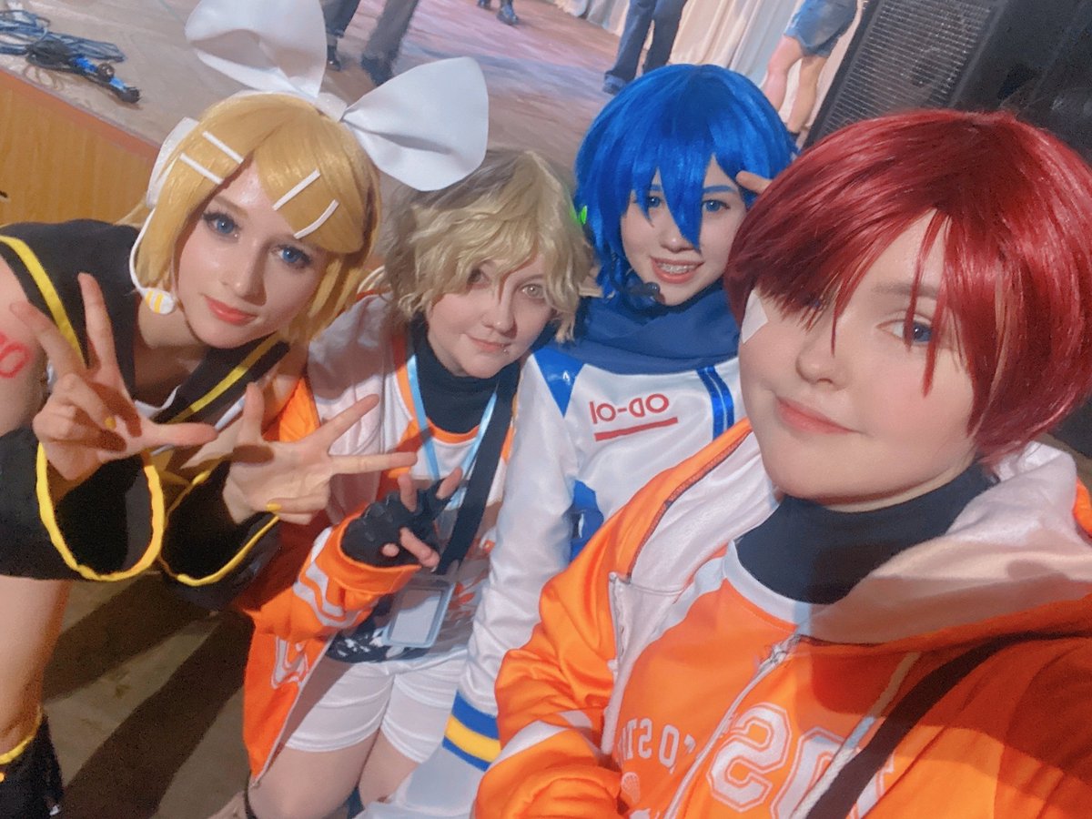 kaze_ni_naritai's tweet photo. Ну и сюда тоже буду вбрасывать что-нибудь, все же прямо с концами из твиттера съехать рука не поднимается 🥲👌🏻

Скатались с @ebebebenny на фестик, там были милые вокалоиды 👌🏻 #allforthegame #andrewminyard #neiljosten #cosplay #ври #всерадиигры #vocaloid https://t.co/WryRGmMp8L