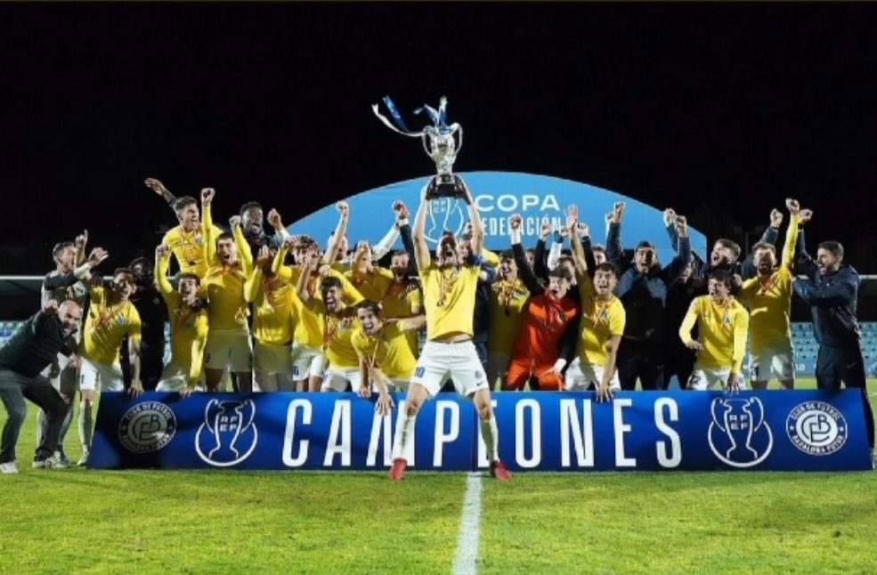 uri_hr's tweet photo. Molt difícil el que acabeu de fer i molt merescut! Una feinada brutal darrere de cada partit i entrenament ! Molt content per tu! N’hi hauran molts mes d’aquests moments n’estic segur! Enhorabona SIR @ferrancosta1 https://t.co/RES2NiEsZY