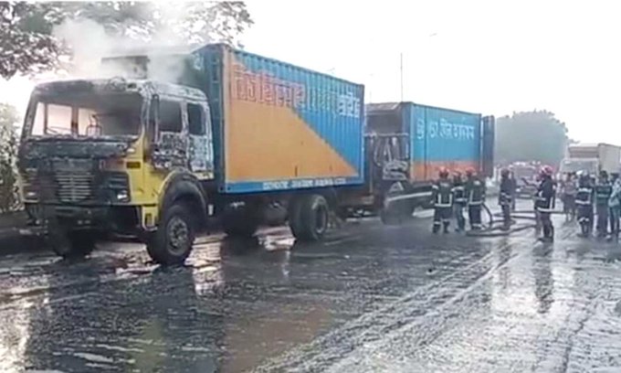 গাজীপুরে পোশাক কারখানার সুতাবাহী দুই কাভার্ড ভ্যানে আগুন