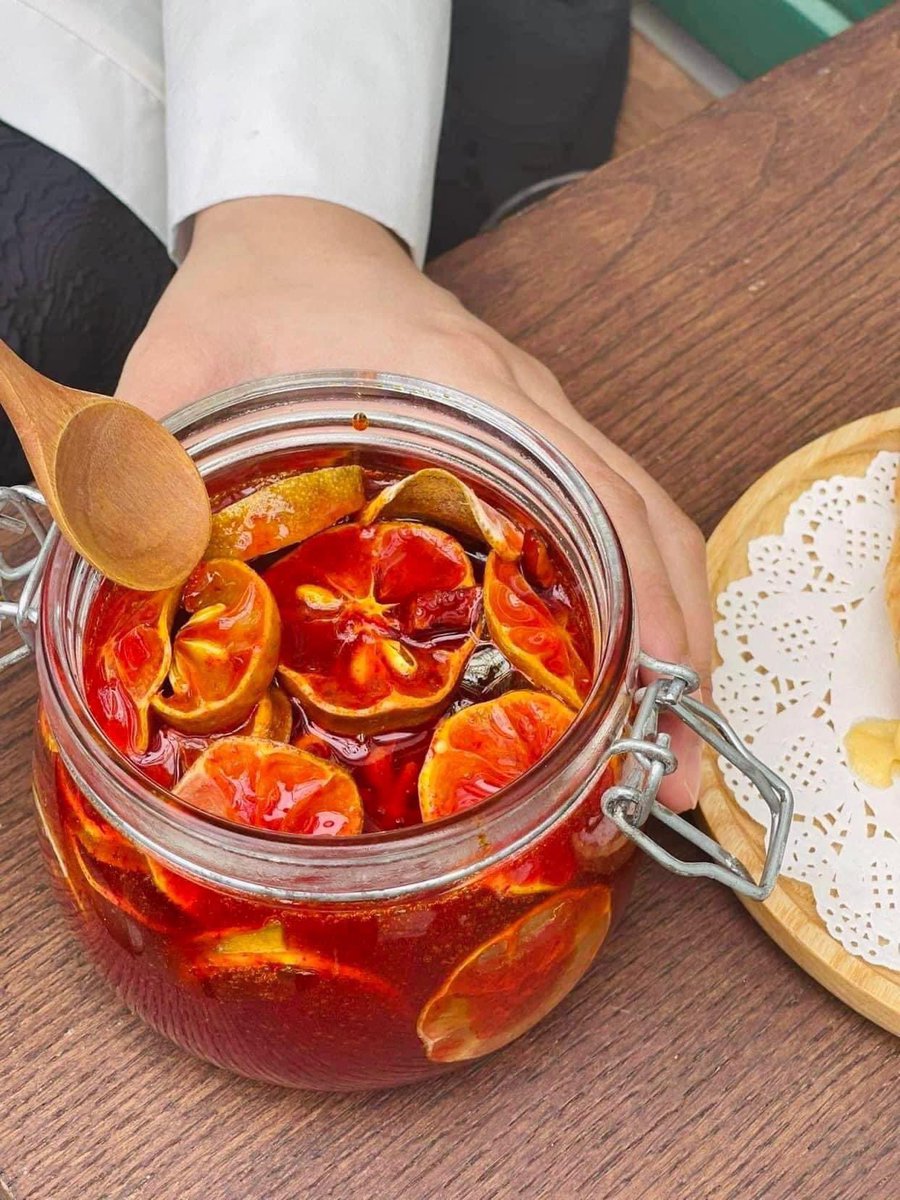 Giang_Saffron's tweet photo. Thành quả sau 1 tuần ngâm chanh đào - mật ong -saffron

🍯Công dụng:

. 𝐓𝐚̆𝐧𝐠 𝐜𝐮̛𝐨̛̀𝐧𝐠 𝐡𝐞̣̂ 𝐦𝐢𝐞̂̃𝐧 𝐝𝐢̣𝐜𝐡, 𝐭𝐚̆𝐧𝐠 đ𝐞̂̀ 𝐤𝐡𝐚́𝐧𝐠.
. 𝐂𝐡𝐮̛̃𝐚 𝐡𝐨, 𝐥𝐚̀𝐦 𝐚̂́𝐦 𝐩𝐡𝐨̂̉𝐢.
. 𝐇𝐨̂̃ 𝐭𝐫𝐨̛̣ 𝐡𝐞̣̂ 𝐭𝐢𝐞̂𝐮 𝐡𝐨𝐚́
. 𝐍𝐠𝐮̉ 𝐧𝐠𝐨𝐧 đ𝐞̣𝐩 𝐝𝐚 𝐯𝐚̀ 𝐧𝐡𝐢𝐞̂̀𝐮 𝐜𝐨̂𝐧𝐠 𝐝𝐮̣𝐧𝐠 𝐤𝐡𝐚́𝐜

Saffron thì có quanh năm nhưng chanh đào th�� chỉ có 1 mùa nên mọi người nhanh tranh thủ ngâm nhé!!!

#saffron
#saffronmatong 
#chanhđào