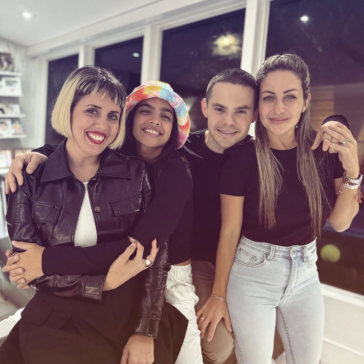 IsaTKMBRA's tweet photo. MEU DEUS! Aconteceu um reencontro do elenco principal de Isa TKM, infelizmente sem o Peche. https://t.co/Y4nxNS9y7m