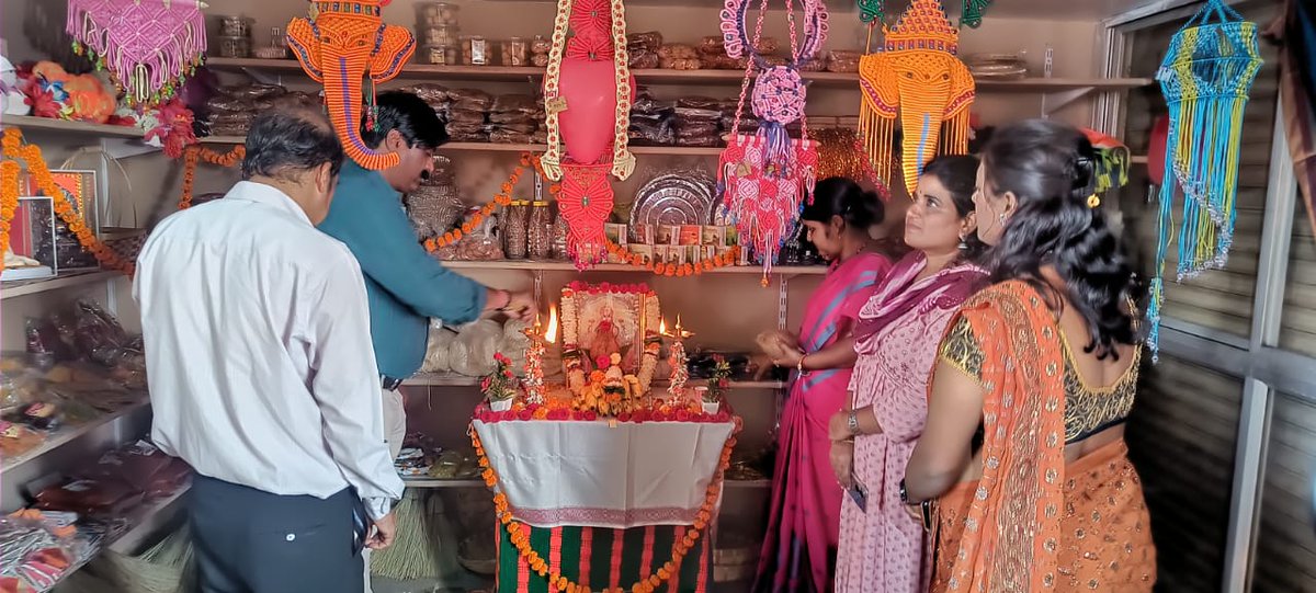 ZP_Belagavi's tweet photo. ಬೆಳಗಾವಿ ನಗರದಲ್ಲಿ“ಸಂಜೀವಿನಿ ಮಾರ್ಟ್ ಮಳಿಗೆ”ಗೆ ಚಾಲನೆ 

ಸಂಜೀವಿನಿ ಡೇ ಎನ್. ಆರ್. ಎಂ ಜಿಲ್ಲಾ ಪಂಚಾಯತ್ ಮತ್ತು ತಾಲೂಕು ಪಂಚಾಯತ್, ಬೆಳಗಾವಿ ಇವರ ಸಂಯುಕ್ತ ಆಶ್ರಯದಲ್ಲಿ “ಸಂಜೀವಿನಿ ಮಾರ್ಟ್ ಮಳಿಗೆ”ಯನ್ನು ನವೆಂಬರ 21, 2023ರಂದು  ಪ್ರಾರಂಭ ಮಾಡಲಾಯಿತು. 
#RDPR #RDWSD #NRLM #GPLF #SANJEEVINI_MART https://t.co/rclaDfApyD
