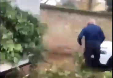 mormach's tweet photo. Lorsqu'on regarde les journaux ce matin, on se rend compte que les quotidiens ont largement relayé cette "agression" d'un papy de 75 ans qi donne un coup de cutter à Mourad le Jardinier qui bloquait sa voiture...
Plus largement sans doute que le meurtre de Thomas à #Crépol...
Il y a en France plus de 120 attaques au couteau PAR JOUR... et c'est une attaque au cutter qui fait la une !!!