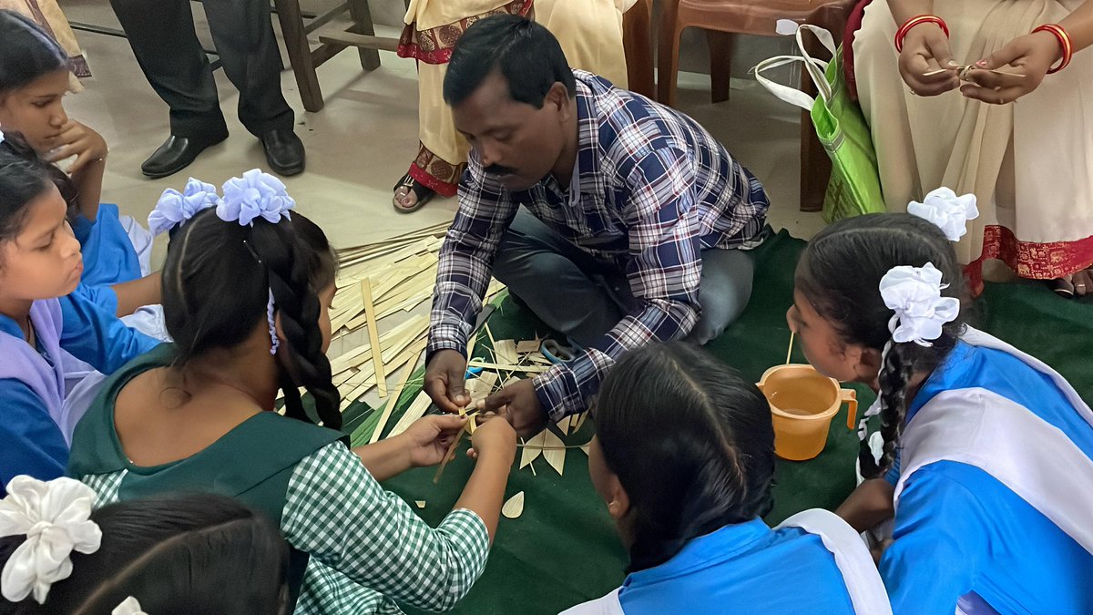 amulya_lakra's tweet photo. Great to join the inaugural ceremony of Craft Demonstration Cum Awareness Program (CDAP) at B.S High School, Sundargarh, organized by the Development Commissioner, Handicraft, Sambalpur, Govt. of India and Kisan Sathi Foundation. Interacting with these talented school children is always a joy. Their enthusiasm for handicrafts is inspiring! Let's empower the next generation to preserve our rich traditions and culture.@arvindpadhee @ParagGavali @sathi_kisan @DMSundargarh #CraftAwareness #NextGenArtisans #PreserveOurCulture #kisansathi #kisansathifoundation #VocalForLocal