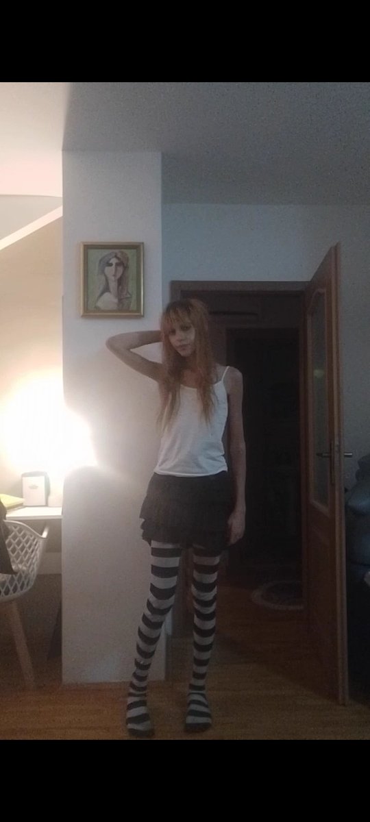 skinny little bitch singing lalalalalalalalalalalala