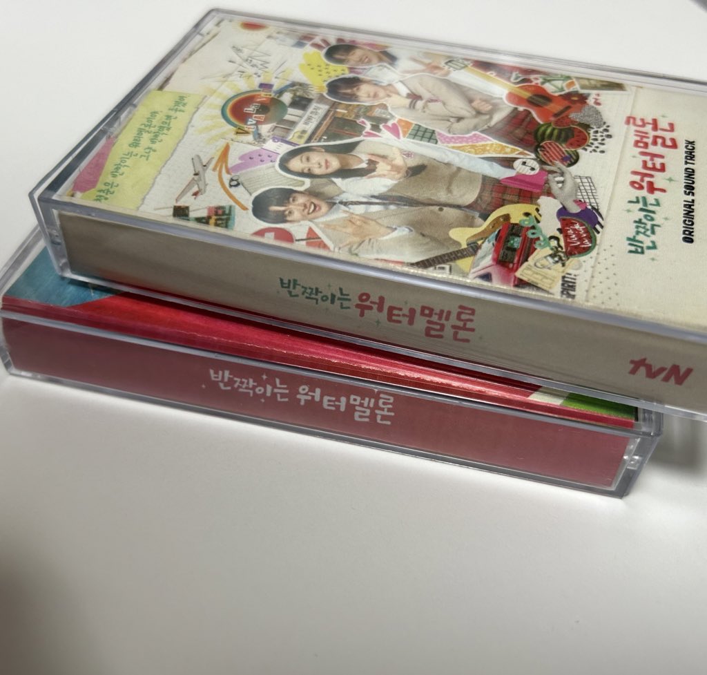 Cuze_zo's tweet photo. 반짝이는 워터멜론 카세트테이프 앨범 나눔 ✨
RT 추첨 4분께 반워멜 OST 카세트테이프를 보내드려요!

자세한 사항은  아래사진을 참고해주세요!
*재나눔은 가능하나, 위 상품으로 금전적인 이득을 보는 행위는 금지합니다.
*배송비 부담이 있으니 참고 부탁드립니다!
*녹음이 되어있지 않습니다. https://t.co/xwPgv0uI9P