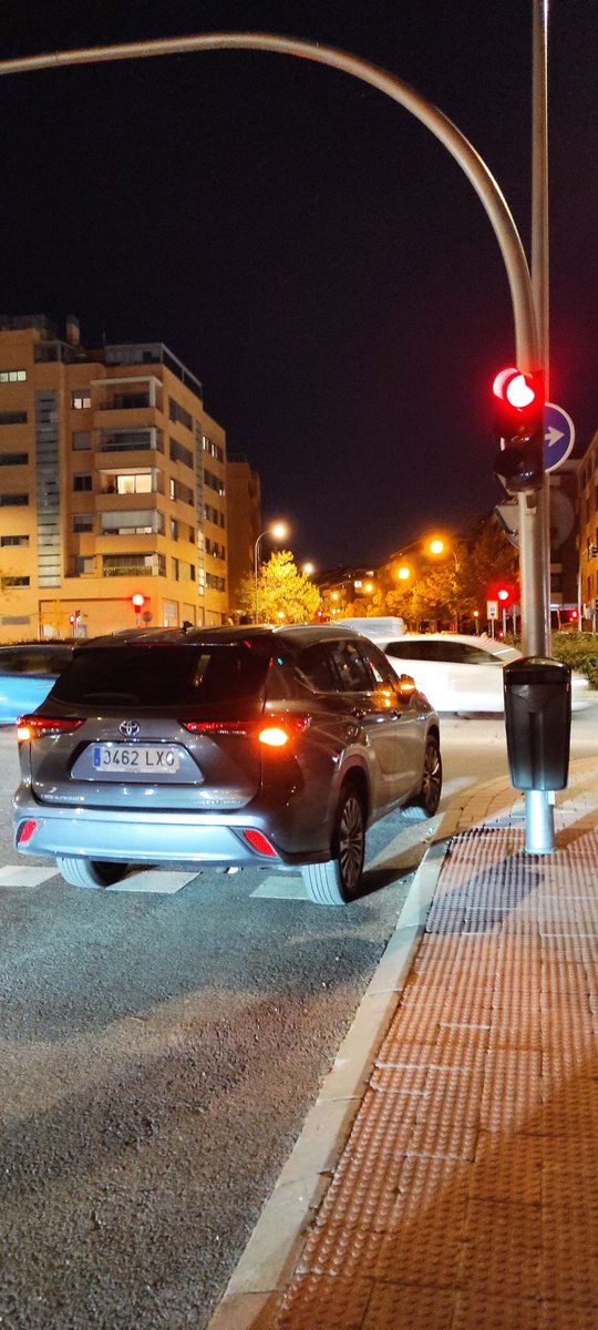 _JaReCh_'s tweet photo. Asi se aparca en Montecarmelo ... ¿Que te parece @GilipoLasTablas?
Estuvo allí más de una hora porque me dio tiempo a hacer la compra y volver.

Esquina Av.Montecarmelo con Av.Monasterio de Silos.

Más multas y más patrullas hacen falta @policiademadrid @policia @GDTGuardiaCivil https://t.co/Lvpx1BZc4E