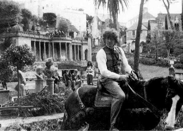 Happy 60th birthday #doctorwho! Many Happy Returns! Pic: 4th Doctor Tom Baker filming at Portmeirion, for the 1976 story ‘The Masque of Mandragora’  #manyhappyreturns #DoctorWho60 #portmeirion #theprisoner