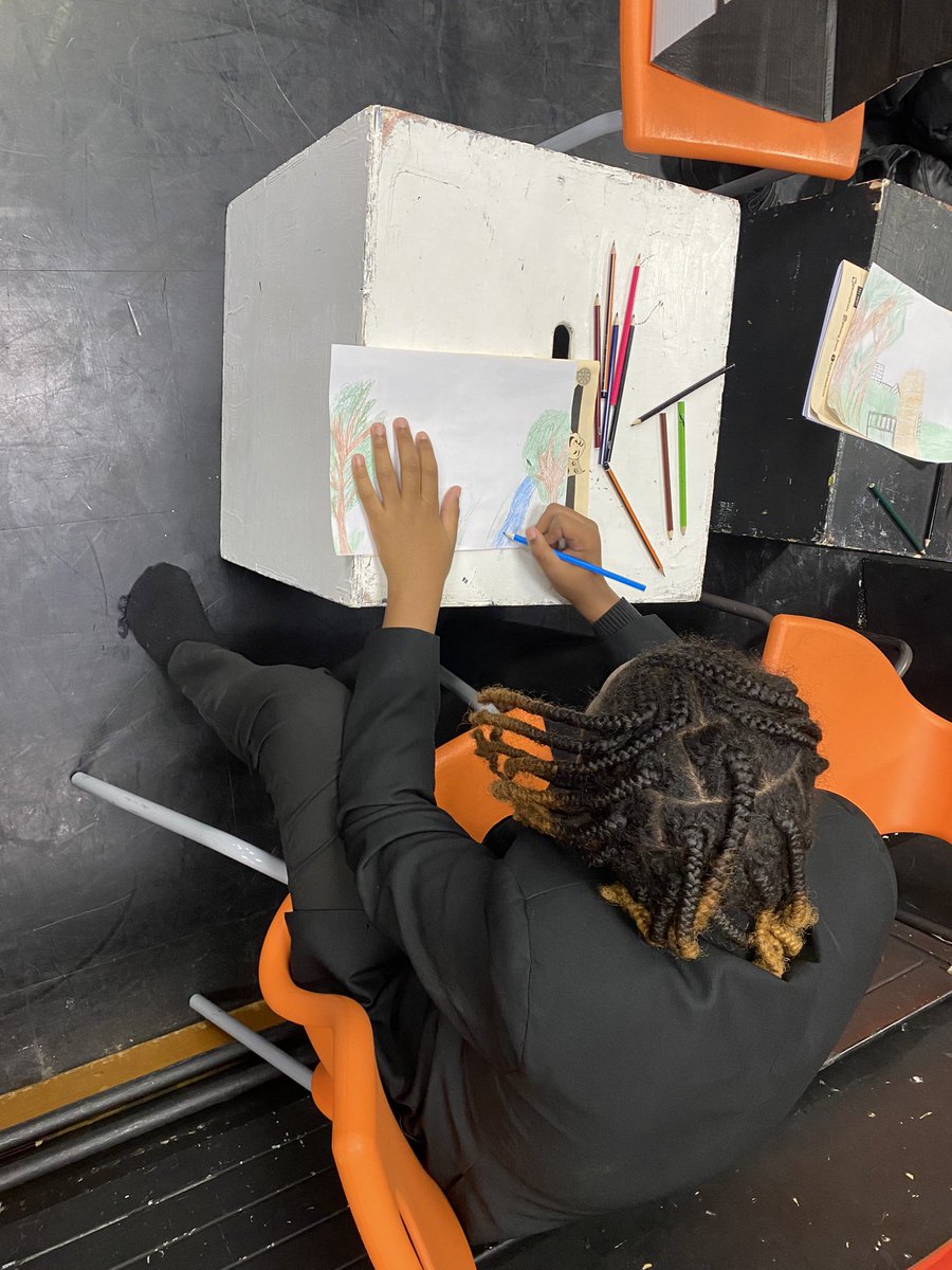 RodingDrama's tweet image. Y9 drama are choosing their assessment path: costume design, set design or acting, using Dennis Kelly’s DNA. @RodingValleyHS #TeamDrama