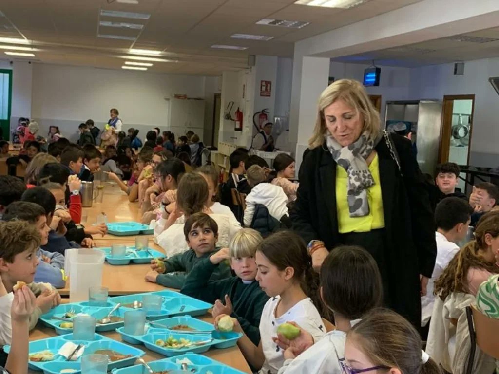Visitando el #colegiobatalladebrunete 
Reunión con el equipo directivo, disfrutando de un menú fabuloso, berenjena, pollo, ensalada, judías y  fruta
Gracias al personal q trabaja para que nuestros chavales, tengan educación de calidad y alimentación saludable, variada y divertida