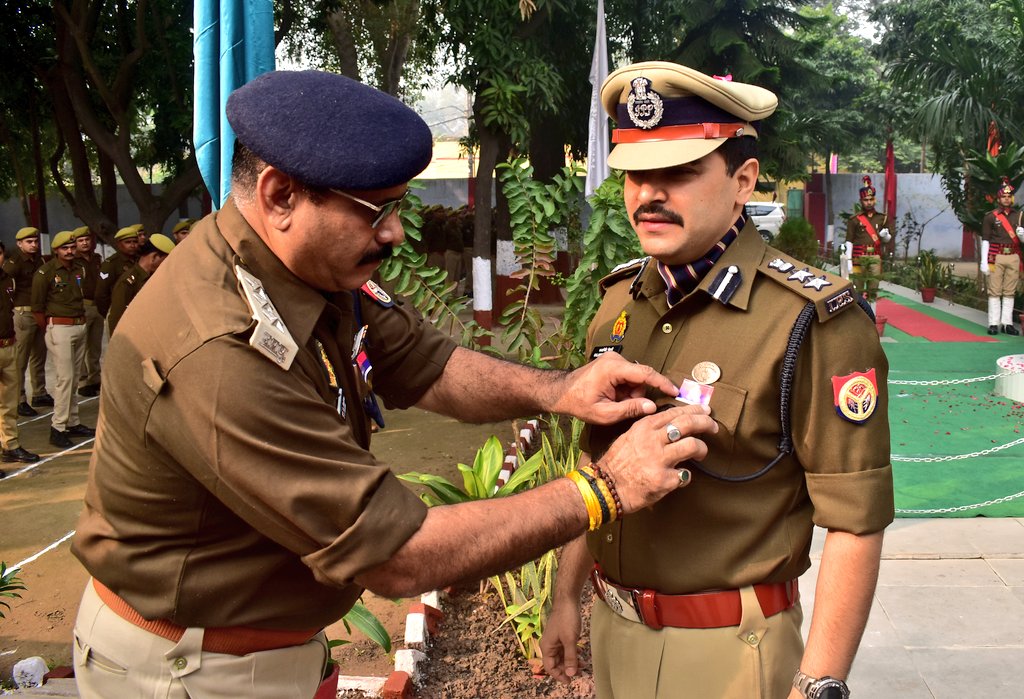 ipsnaithani's tweet photo. "23 नवंबर 2023 : #पुलिस #झंडा दिवस की सभी को हार्दिक शुभकामनाएं,  आज इस अवसर पर रिजर्व पुलिस लाईन में पुलिस ध्वज का ध्वजारोहण कर ,उपस्थित अधि0/कर्म0 को सम्बोधित करते  हुए #PoliceFlagDay का प्रतीक चिन्ह (फ्लैग ) लगाया गया ..." https://t.co/uxisDu0lIz