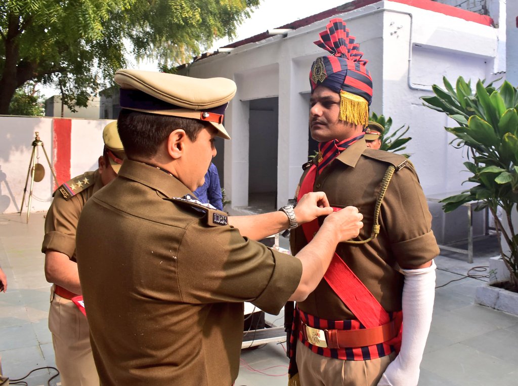 '23 नवंबर 2023 : #पुलिस #झंडा दिवस की सभी को हार्दिक शुभकामनाएं,  आज इस अवसर पर रिजर्व पुलिस लाईन में पुलिस ध्वज का ध्वजारोहण कर ,उपस्थित अधि0/कर्म0 को सम्बोधित करते  हुए #PoliceFlagDay का प्रतीक चिन्ह (फ्लैग ) लगाया गया ...'