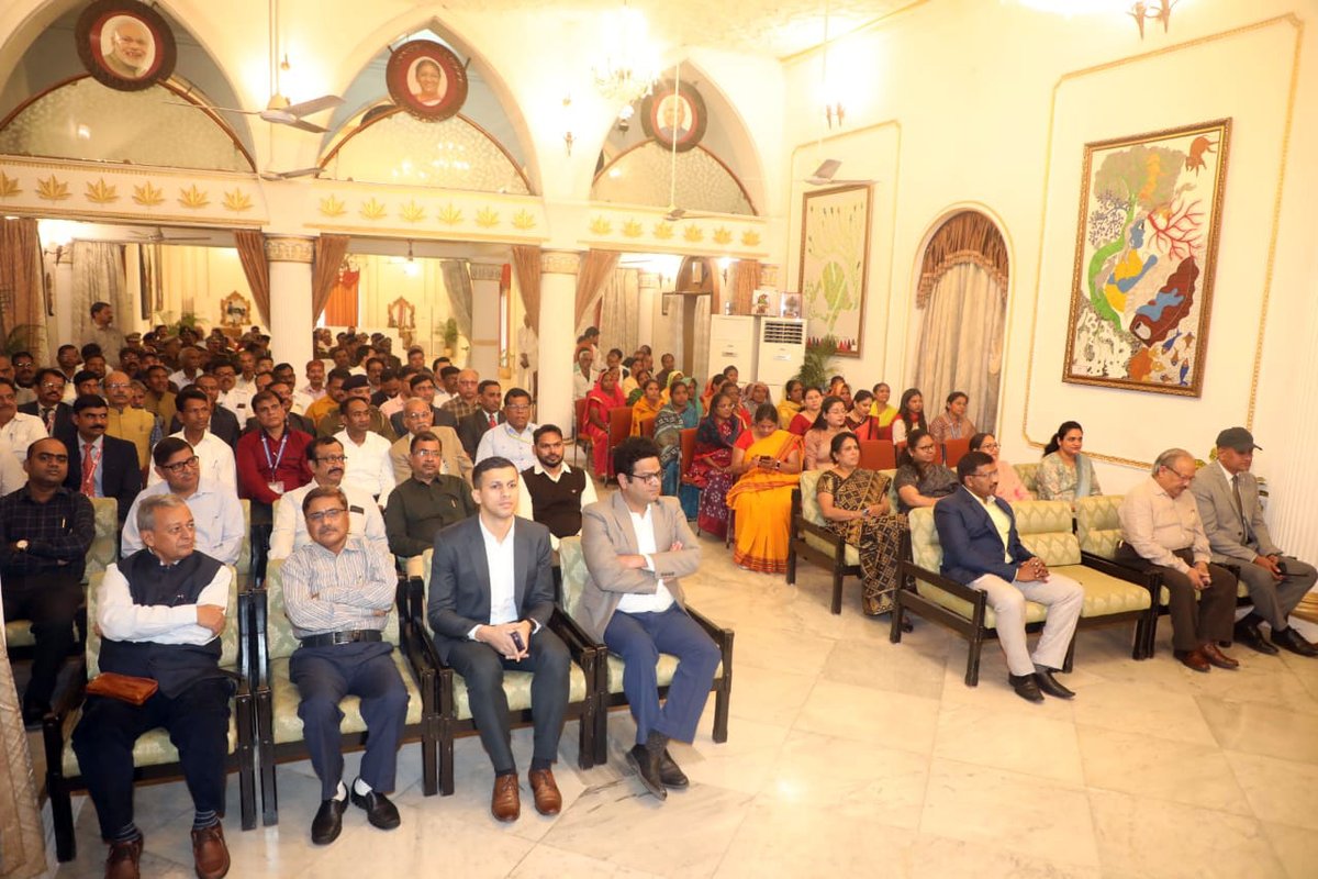 GovernorMP's tweet photo. राज्यपाल श्री मंगुभाई पटेल ने राजभवन के अधिकारी-कर्मचारियों को आज दीपावली की शुभकामनाएं दी। इस अवसर में राज्यपाल के प्रमुख सचिव श्री डी.पी. आहूजा भी उपस्थित थे। https://t.co/a0BvWE1u8a