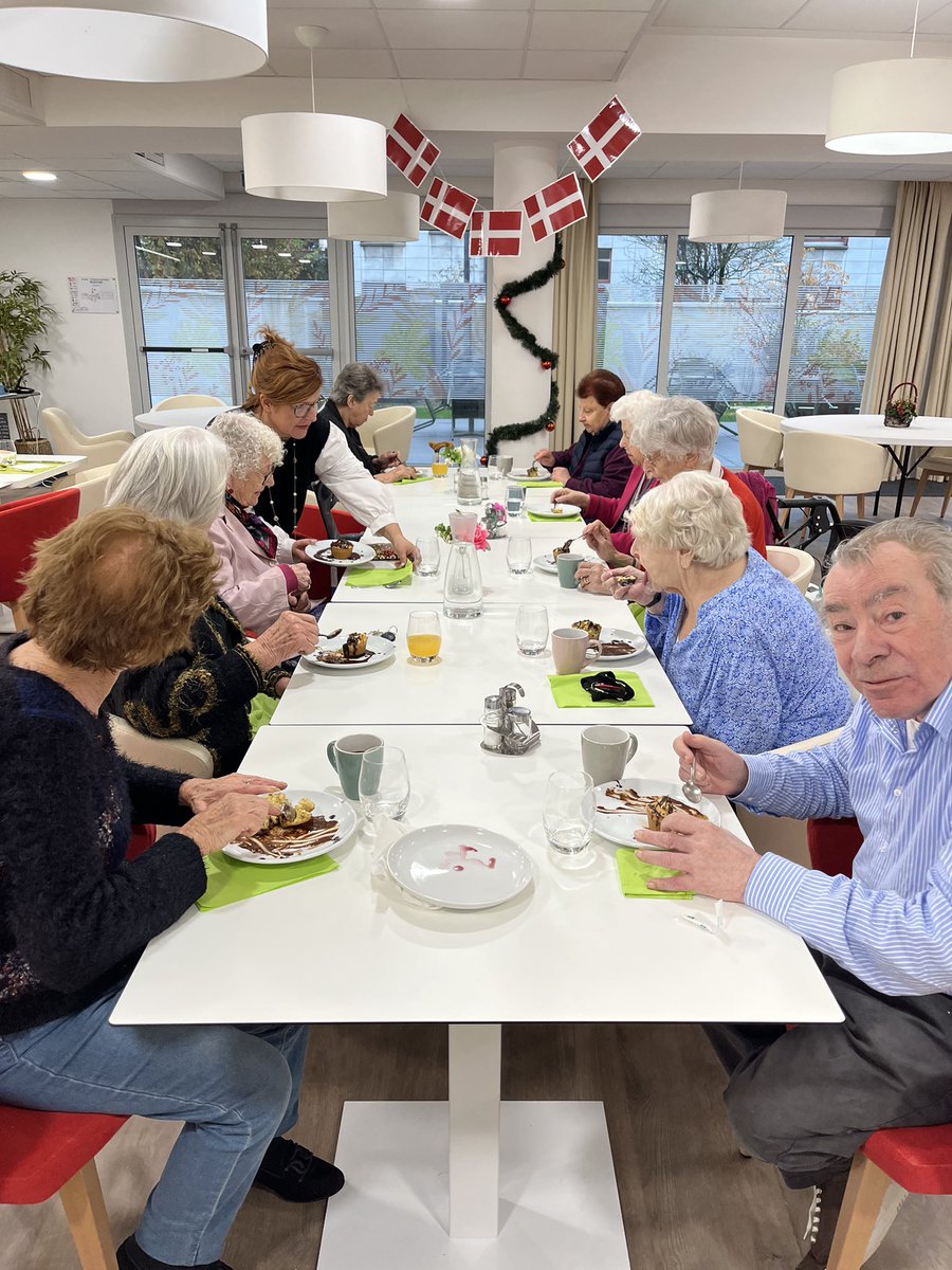 Aux <a href="/SenMeaux77/">Les Jardins d’Arcadie de Meaux</a> on se réchauffe avec un bon goûter danois accompagné de son verre de vin chaud quel délice 😋 ⛰️  🇩🇰