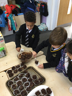 news4trinity's tweet photo. YR read ‘The Gruffalo’ this week. They didn’t make roasted fox or owl ice cream, but we did make the Gruffalo’s Knobbly knees! The children learnt the importance of basic hygiene - clean hands before began cooking. #solidsandliquids #LearningLovingLiving https://t.co/9laCthFh7Z