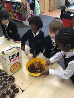 news4trinity's tweet photo. YR read ‘The Gruffalo’ this week. They didn’t make roasted fox or owl ice cream, but we did make the Gruffalo’s Knobbly knees! The children learnt the importance of basic hygiene - clean hands before began cooking. #solidsandliquids #LearningLovingLiving https://t.co/9laCthFh7Z