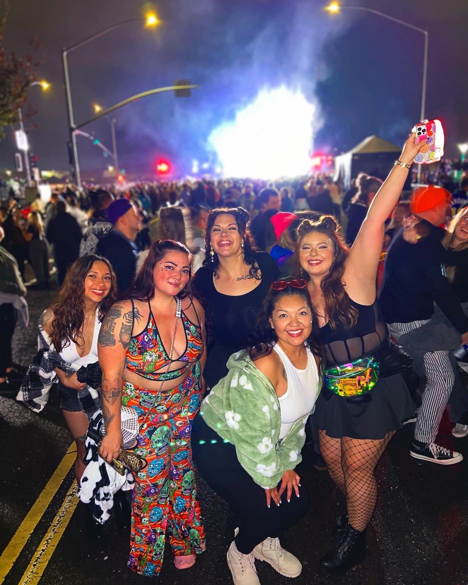 xoxossaamm's tweet photo. 🤍✨#SteveAoki #ravebabes https://t.co/4x0r7SzK4q