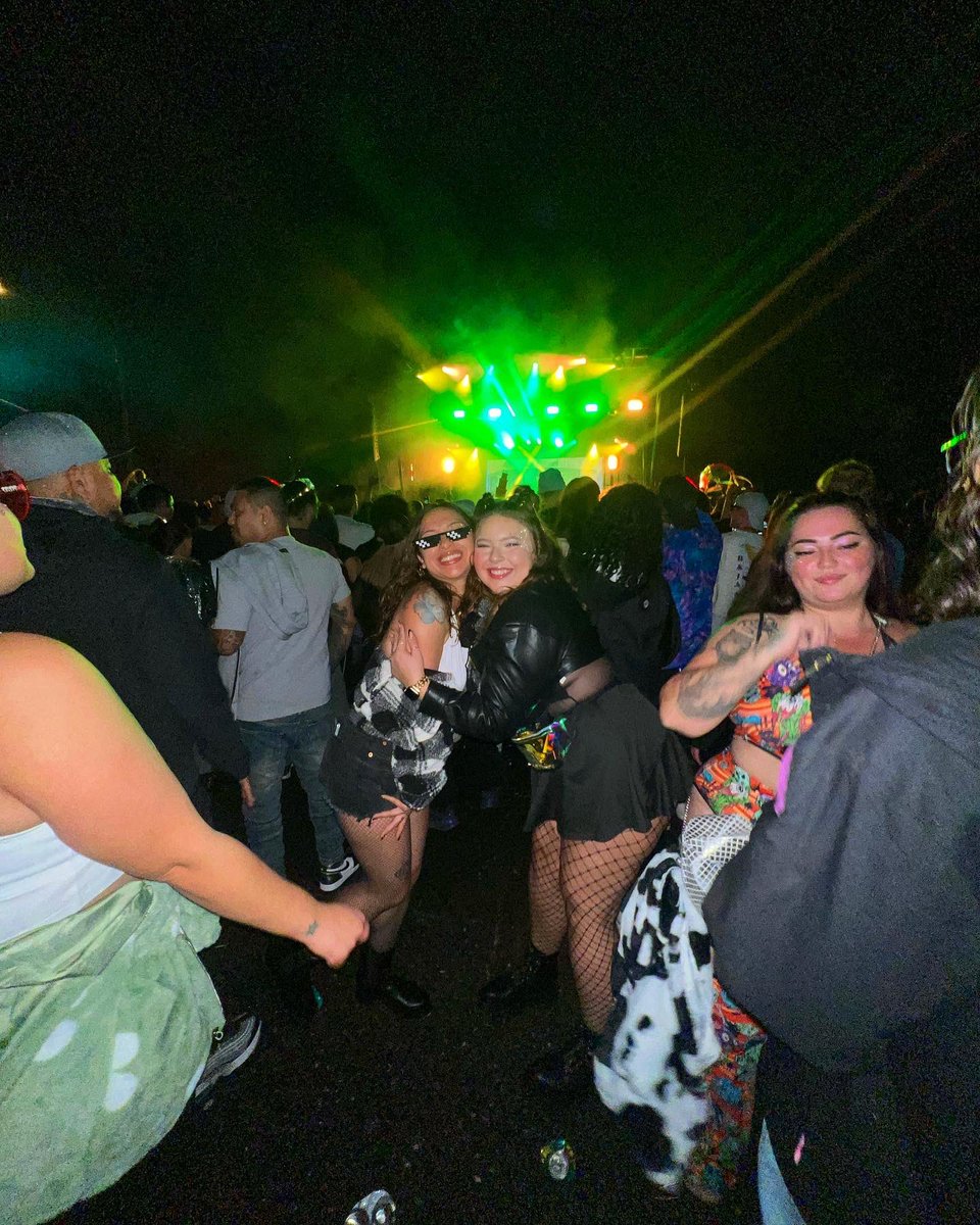 xoxossaamm's tweet photo. 🤍✨#SteveAoki #ravebabes https://t.co/4x0r7SzK4q