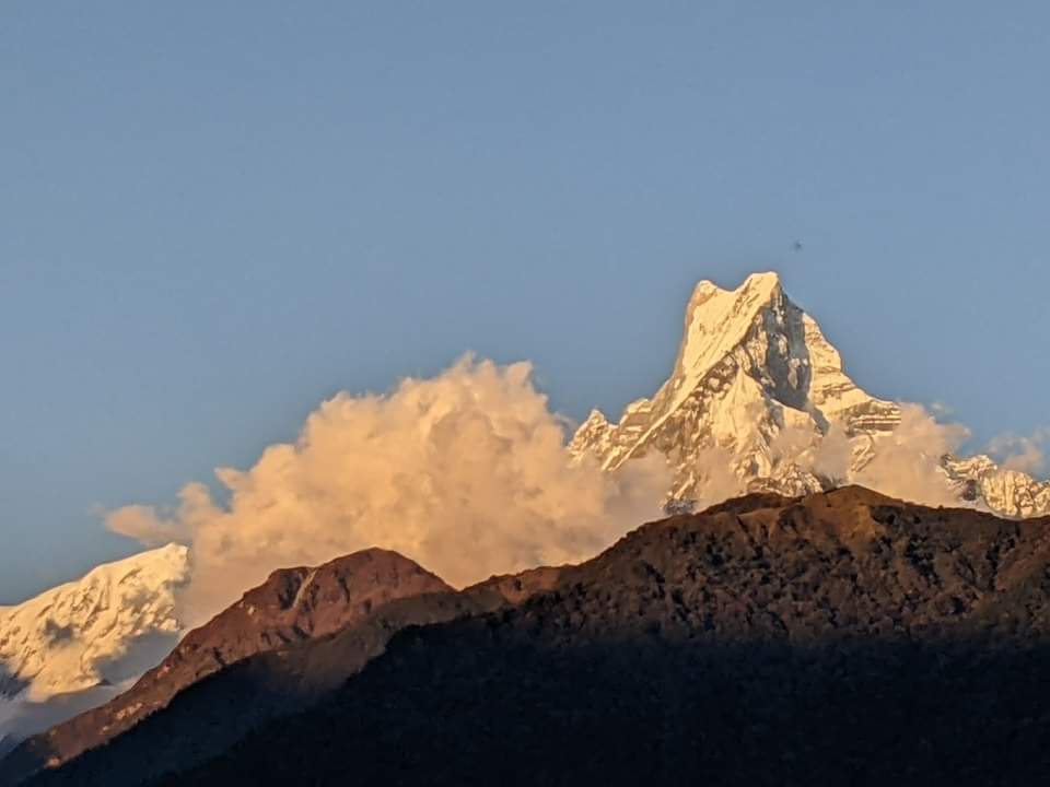 bklamsal's tweet image. Greeting from #Nepal!👋
#Fishtail #Himalayas @ clouds!🙏