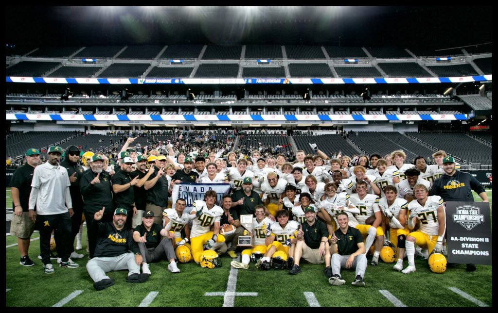 lesifm's tweet photo. Want to thank all my coaches and teammates for these last 4 years! Wouldn’t be where I am now without them! Going out on top 🙏 #Family〽️#StateChamps🏆 @ManogueFB @eehowren @KenCrawford36 @LawrenceQuadrio https://t.co/ToXBpCmNEG