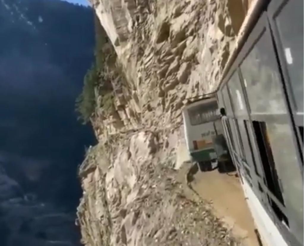 TheNewsRadar1's tweet image. 💥Mahindra Group chairman @anandmahindra questions authenticity of dangerous Pangi🛣️ road video in Himachal, X users reply ‘it’s true, Sir’ 💥

#PangiValley #InfrastructureIssues #RoadSafety #tnr 
 @Rainmaker1973 @himachal_queen 

Read Full Article👇

thenewzradar.com/mahindra-group…