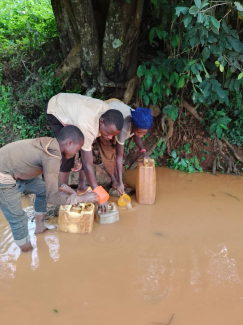 MagazineJimbere's tweet photo. 🙅🏾♂️ Les habitants de la colline #Nyabikenke en commune #Nyamurenza de @NgoziProvince sont appelés à ne plus puiser de l'eau dans l'étang se trouvant près de la rivière #Kanyaru, car étant insalubre
🚰 L'admicom de Nyamurenza indique qu'« une équipe de l'#AHMR (Agence burundaise de l'hydrolique, et assainissement en milieu rural) a déjà étudié les lieux pour un projet d'adduction d'eau potable. Il ne manque plus que le début des travaux de construction »
#Burundi