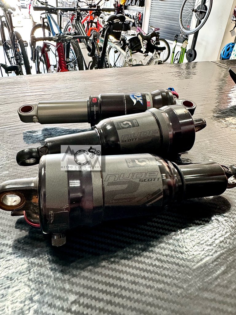 CyclesMetro's tweet photo. Shock services for today 💪🏼

#metro_cycles1 #bikeshop #bikeshops #bikemechanic #bicycleschangelives #bicycle #bicycles #bicycling #bicyclemechanic #bicycleshop #cycling #cyclist #cyclinglife #cycleshop #cyclemechanic #vaaltriangle #vanderbijlpark #bikenafoto @CyclesMetro https://t.co/HPHv7jt4Gl