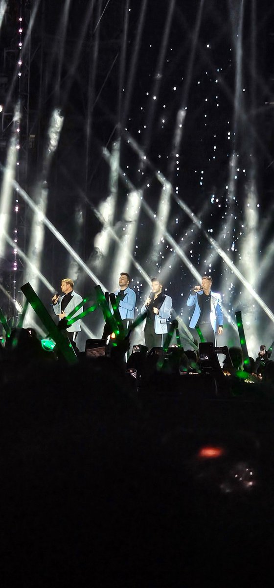 mkminhkhue's tweet photo. The Wild Dreams Tour Ho Chi Minh City, Vietnam - 22 Nov 2023. What an epic concert 🥳 We love Westlife and thank you all for an amazing night! @KianEganWL @ShaneFilan @NickyByrne @MarkusFeehily https://t.co/HkfAWlUKwB
