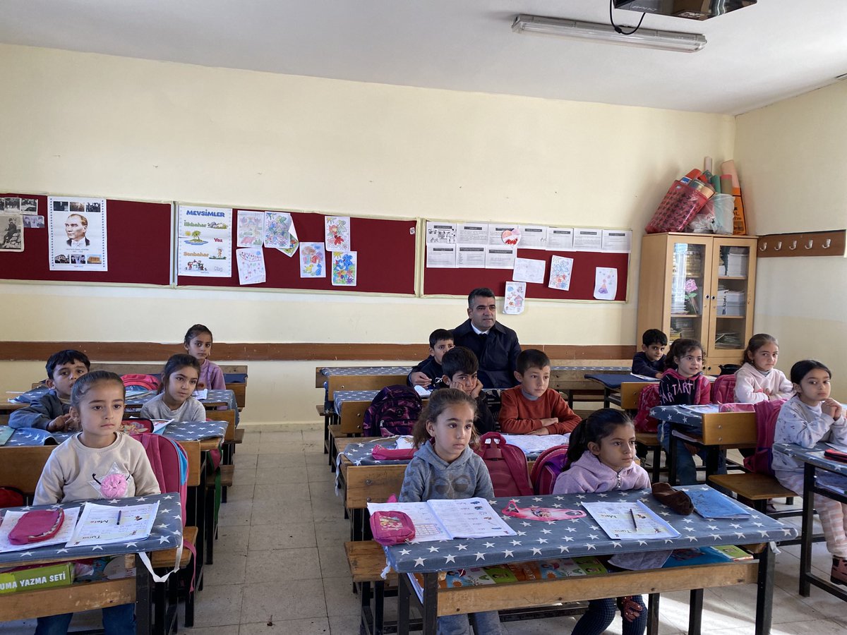 Kuzucuk köyü ilkokulu ile güne başladık. İdareci,Öğretmen ve öğrencilerimizle bir araya geldik. En ücra köyümüzde fedakarlığın temsilcileri öğretmenlerimiz iyi ki varsınız. ⁦<a href="/Murat4Kucukali/">Murat Küçükali</a>⁩