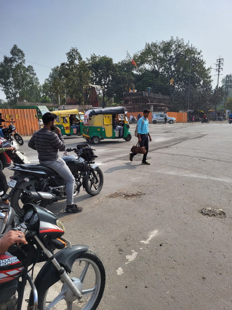 idaIndore22's tweet image. भंवरकुआँ चौराहे पर फ्लायोवर निर्माण के साथ ही प्राधिकरण द्वारा 7 मीटर चौड़ाई व 565 मीटर लम्बाई की साईड रोड का निर्माण कर साईड रोड पर यातायात प्रारम्भ कर दिया गया है।

#जहाँ_निरंतर_विकास_ही_लक्ष्य_है
#indoredevelopmentauthority