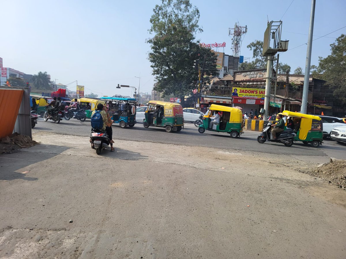 idaIndore22's tweet image. भंवरकुआँ चौराहे पर फ्लायोवर निर्माण के साथ ही प्राधिकरण द्वारा 7 मीटर चौड़ाई व 565 मीटर लम्बाई की साईड रोड का निर्माण कर साईड रोड पर यातायात प्रारम्भ कर दिया गया है।

#जहाँ_निरंतर_विकास_ही_लक्ष्य_है
#indoredevelopmentauthority