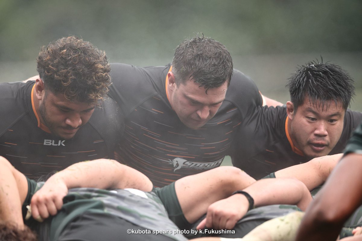Kubota_Spears's tweet photo. #PracticeRound5 👊🔥⚡️
#RWC2023 に関連したメンバーも参加し、開幕にむけてさらに強固なチーム作りを図った #小田原合宿2023 🏯
その合宿の仕上げとして行ったこの試合は、40分×3本で合計43人の選手が出場👟💨
各々のパフォーマンスをアピールし、プレシーズンマッチ5戦目にして初勝利👊⚡️
結果以上に、多くのメンバーが出場し悪天候のなか自分たちのラグビーを実践したことは今後に繋がる内容となりました🔥
試合レポートは公式HPにて公開中🍊
https://t.co/qhq268TpZe
#クボタスピアーズ