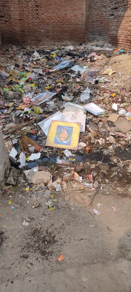 Unnao jile ke awas vikas colony me maharshi dayanand school ne kiya baba sahab Dr. Bheemrao ambedkar ji ka apmaan ...unki photo ko ko feka koode me .. nindaniya 😭 <a href="/unnaopolice/">UNNAO POLICE</a> <a href="/UPGovt/">Government of UP</a> <a href="/Uppolice/">UP POLICE</a> @monapandeyjour4 <a href="/Prksh_Ambedkar/">Prakash Ambedkar</a> <a href="/ambedkariteIND/">The Dalit Voice</a>