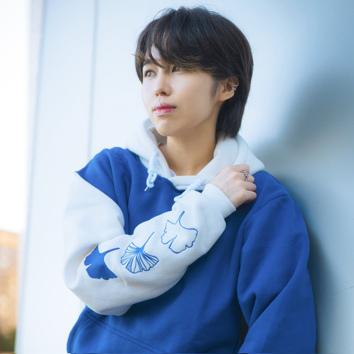 Looky! Ginko hoodies are finally here with 2 colours!! A beautiful blue and then an eggy gold. Gold embroidery has limited stock and will be made with regular yellow threading after.
💙 @ nopantsu (ig)
💛 <a href="/KitsurieY/">Kitsurie⟭⟬⁷</a>
📸 @ instanttofuphotography (ig)