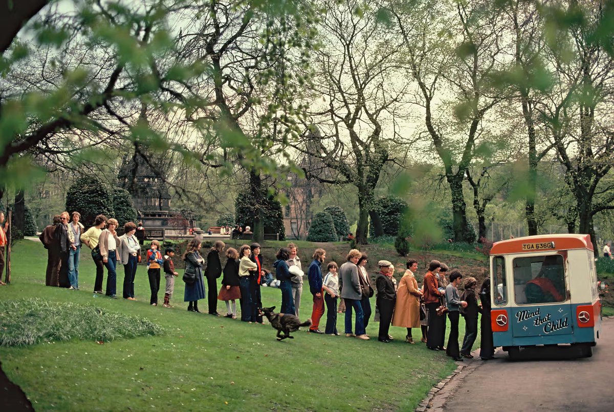 #DouglasCorrance’s best photograph: ‘It was the 1980s & #Glasglow had a NYC feeling. I enjoyed the orderliness of this queue – then this #dog came haring past with its tongue hanging out, as if it wanted an ice-cream, too’ @StillsEdinburgh theguardian.com/artanddesign/2… #photography