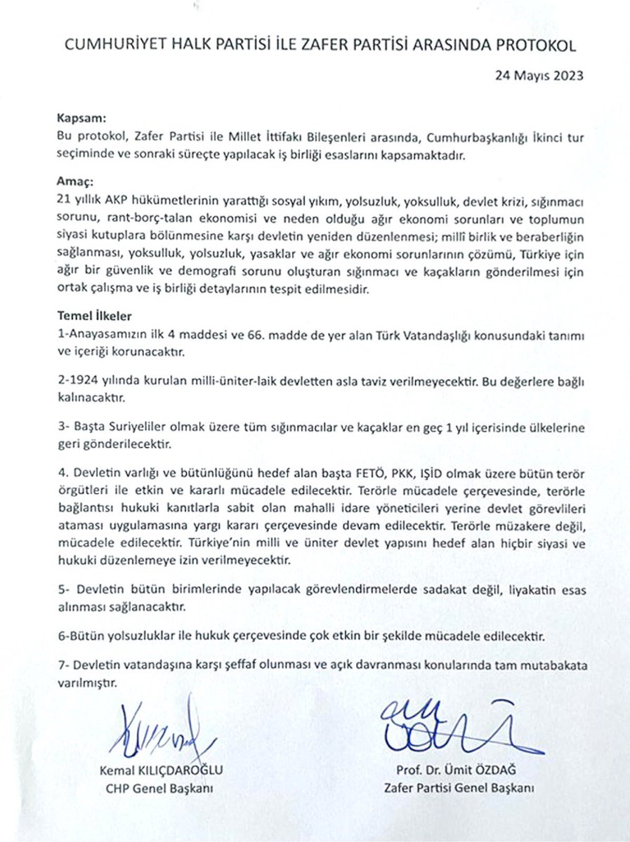 umitozdag's tweet photo. Aşağıda üzerinde çok konuşulan ancak ilk kez yayınlanan  Zafer Partisi-CHP Protokolünün tamamının fotoğrafını göreceksiniz. Bu protokolu eleştiren 6’lı masa birleşenlerine ve CHP içinden protokola karşı çıkanlara cevap veriyorum. 14 Mayıs’ta yapılan seçimlerin 1. Turunu hem parlamento hem cumhurbaşkanlığı seçiminde kaybettiniz. 14 Mayıs seçimleri öncesinde Zafer Partisi ile her türlü görüşmeyi reddetmiştiniz. 
Ocak 2023’de TBMM’de yaptığım Basın toplantısında; 1)Saray artıkları ve FETÖ’cüleri uzaklaştırmayı, 
2) Terörle mücadele etmeyi, 
3)13 milyon sığınmacı ve kaçağı geri yollamayı kabul etmeniz durumunda Zafer Partisi’nin Kılıçdaroğlu’na milletvekilliği ve benzeri hiçbir makam ve mevki istemeden DESTEK olma önerisine cevap bile vermediniz. 
14 Mayıs’ta seçimlerini millet ittifakı olarak kaybettikten sonra ancak 20 Mayıs’ta Zafer Partisi’ni DESTEK için aradınız, 2. Tur için destek istediniz. 
Biz Ocak 2023’de TBMM’de açıkladığımız destek şartlarını tekrarladık, Kabul etttiniz. Ancak bu şartların kabulü yeterli değildi,İttifak yaptığınız partiler ve onların birçok platformlardaki söylemleri,politik duruşları ve benzeri sebepler ile kaybettiğiniz  ilk turda  size oy vermeyen  , endişe duyan veya  sandığa gitmeyi düşünmeyen  Seçmenleri motive edecek,  bu endişeleri giderecek, oy vermeye yönetecek politikalar ve söylemler gerekiyordu.
Bu secmen kesimi Zafer Partisini, Atatürk’e, kuruluş ilkelerine ve sığınmacıların ülkelerine dönüş politikası vaatlerinin hayata geçirilmesinin bir anlamda TEMİNATI olarak gördüğü için ve elbette bu kesimlere olan sorumluluğumuz gereği Kılıçdaroğlu’nun Cumhurbaşkanı olması şartı ile İçişleri, Kültür ve Turizm ve Milli Eğitim Bakanlıklarını kapsayan 3 bakanlık istedik,Kabul ettiniz. Ne yazıkki, muhalefet için en uygun sayılabilecek bir konjonktürde sonuç itibariyle size ilk turda  seçim kaybettiren 6’lı masa üyesi  İYİ Parti dahil 5 partiye 41 milletvekilliği, cumhurbaşkanlığının kazanılması  durumunda 5 Cumhurbaşkanı yardımcılığı ve bakanlıklar verileceği taahhütlerini unutmuş görünenler Seçimin kazanılması durumunda Zafer Partisi’ne 3 bakanlık verilmesini ağır şekilde eleştirmişlerdir. Bu çok kısa sürede verdiğimiz destek ve çalışmalar sayesinde yaratılan yeni rüzgâr ile oylar artmış,  küskün ve kızgın büyuk bir seçmen gurubu herşeye rağmen sandığa gitmiştir. Sonuç ortadadır.
Zafer Partisi’ne yönelik saldırıların ASIL nedeninin partimizin bu protokol ile Atatürk’ün kurucu değerlerini güvence altına almak istemesi, terörle mücadeleye yeni bir atılım getirecek olması, milli, üniter ve laik devlet esaslarını vurgulanması ve 13 milyon işgalcinin vatanlarına dönmesi projesidir. 
Bu projenin kabulünden HDP seçmeninin rahatsız olduğu iddiası maalesef CHP'nin  yeni genel başkanı Özgür Özel tarafından ifade edilmiş, kongre sürecinde de siyaseten insafsızca istismar edilen  bu açıklamalarını Türkiye’nin bir bölümü üzerinde Kürdistan kurmaya hedefleyenlerin elini öperek taçlandırmıştır. 
Öyle gözüküyor ki CHP liderliği geçmiş hatalardan ders çıkarmak yerine yeni vahim hatalar ile yeni bir başarısızlığa doğru yelken açmaktadır. Bir CHP milletvekilinin “Atatürkçülüğü ve laikliği Zafer Partisine kaptırdık” diyerek itiraf ermek zorunda kaldığı gibi artık Atatürk’ün partisi Zafer Partisi’dir ve Türk milliyetçiliği Zafer Partisi’nde temsil edilmektedir. 
Altını çizerek vurguluyoruz, Türk milletini cepheleştiren, bölücülere taviz veren CHP ve AKP artık Türk siyasetinde Cunhuriyetin kuruluş ilkelerinden, büyük Atatürk’ten, sığınmacıların vatanlarına dönmesinden taviz vermeyen Zafer Partisi olduğu gerçeği ile her platformda karşı karşıya kalacaktır...
Halkın nabzını tutamayan, tarihin ve ülke jeopolitiğinin dayattığı gerçeklikleri analiz kabiliyeti ve vizyonu olmayan kadrolar Türkiye’nin karşı karşıya olduğu ağır sorunları çözemezler. Tek çözüm Zafer Partisi. @zaferpartisi