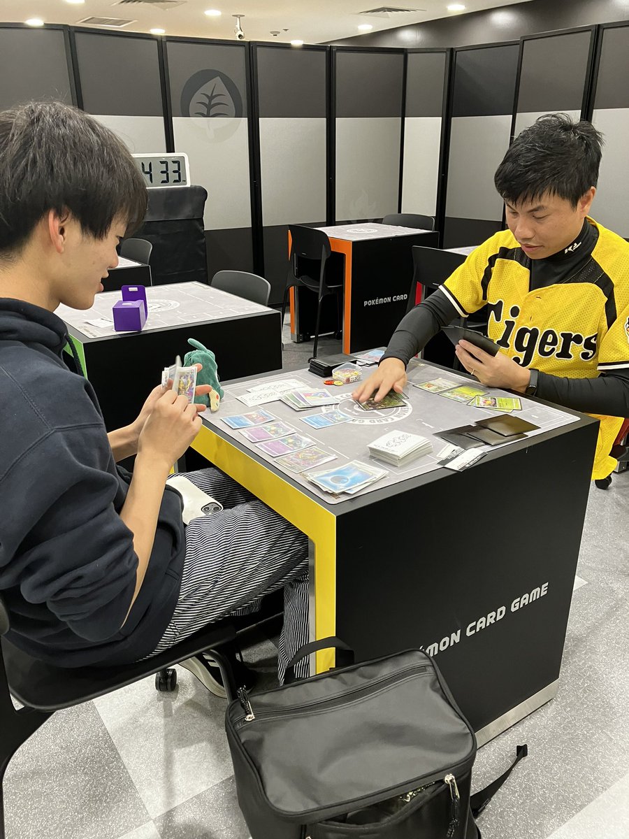 kabu_0508's tweet photo. 台湾人の方とポケモンセンターでポケモンカードなう。キースー強すぎるしターチーツーオンチーもマジで強い。
withふじたはると（負けそう） https://t.co/VsTgOp5JzJ