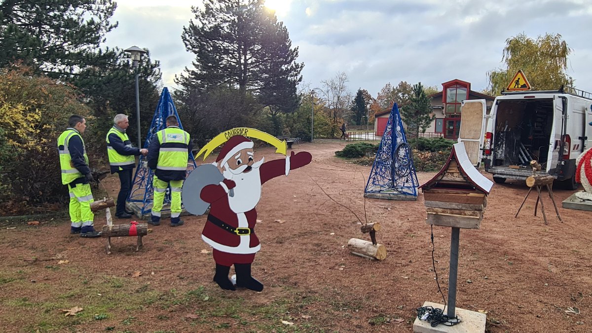 🎄L'installation des décorations de Noël dans la ville par le service voirie en images !