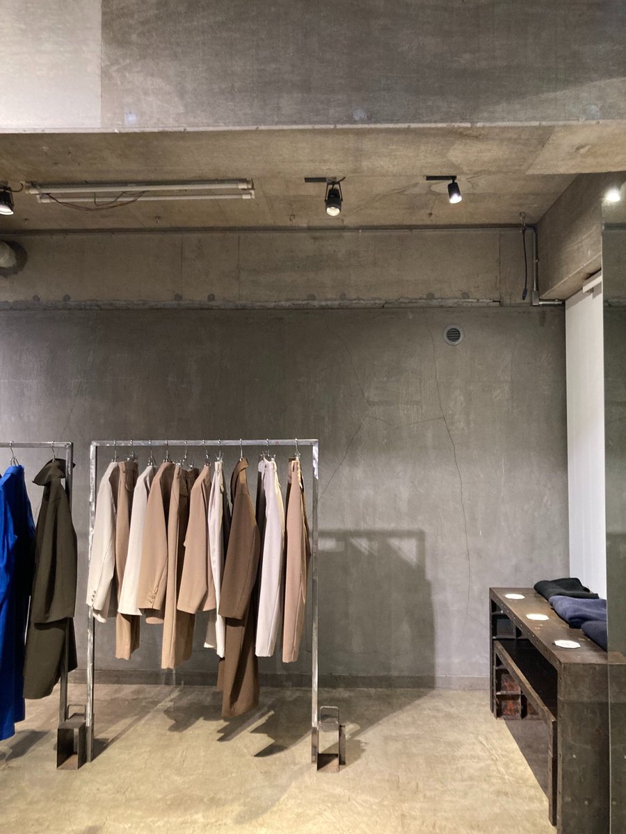 forthedoby's tweet photo. 【かなた最後の日々】   

展示会6日目

19時までのオープンです。

現在オンラインでオーダーいただける
新しい生地のジャケットやパンツなど
サイズによって微妙に落ち感なども代わってきますので
ぜひ、それぞれ試着してみていただけると嬉しいです。

みなさまのお越しをお待ちしております。 https://t.co/sclz6uExEE