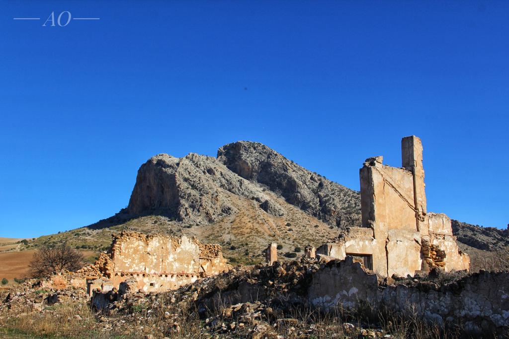 "La Peña de los Enamorados' desde las ruinas del Cortijo del Bollo.
Cómo anécdota os puedo contar, que este cortijo fue plato de cine en varias películas y hasta se rodó un episodio de la mítica serie de bandoleros, Curro Jiménez.
Feliz día a todos desde las tierras de Antequera.