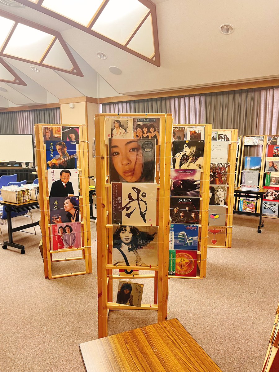 yumeole's tweet photo. 明日11月24日(金)は、ゆめおーれ勝山イベントホールにて「懐かしのレコード鑑賞会」を開催します。
ゆめおーれ勝山のレトロな建物の中で懐かしい曲を聴いてみませんか😌

《懐かしのレコード鑑賞会》
日時:11月24日(金)  9:00〜16:00
会場:ゆめおーれ勝山イベントホール
レコードの持ち込みも可能です https://t.co/gW3tPJAlfK