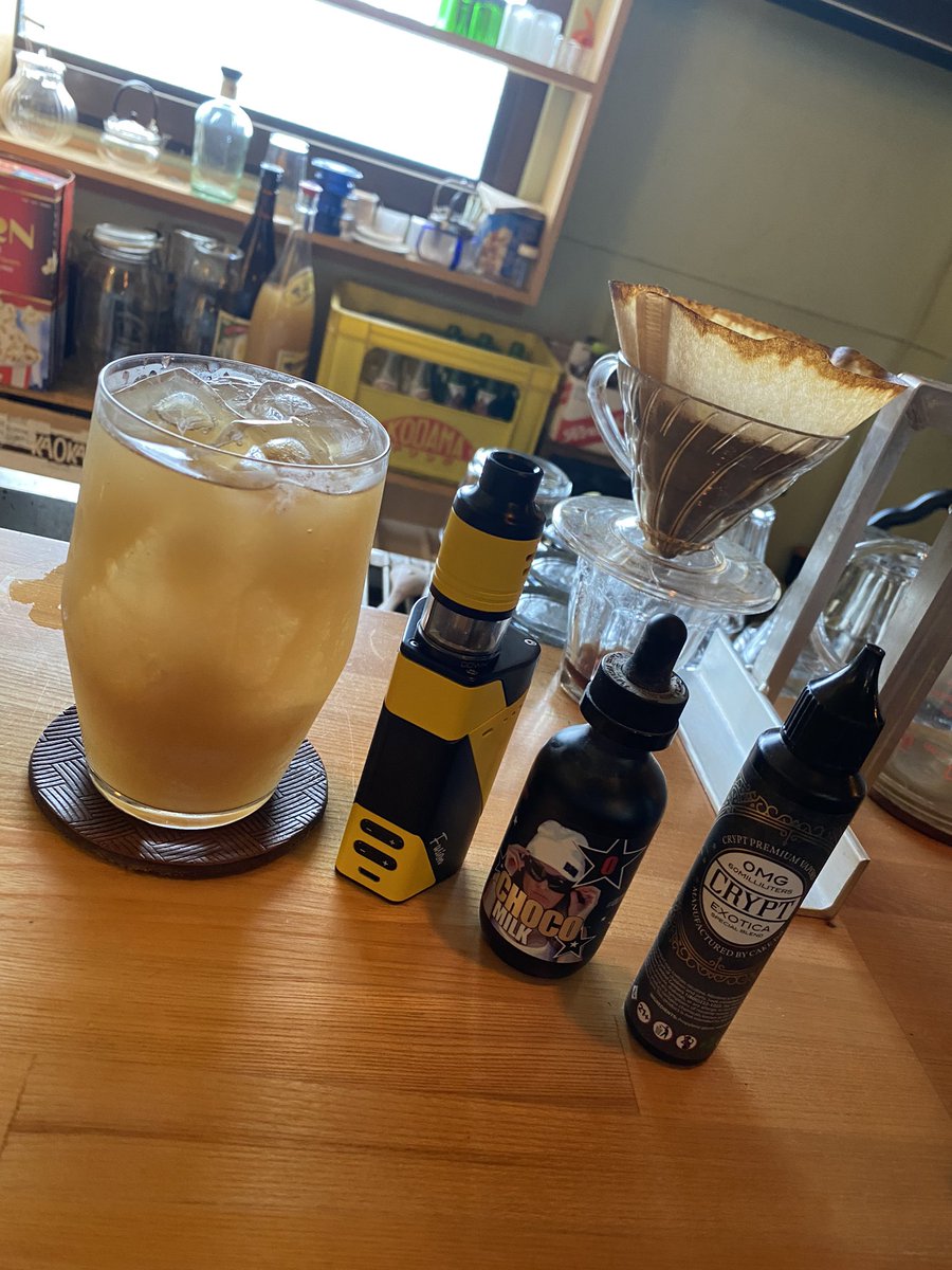 CTHRAG_YASKA's tweet image. 15時にオープンしましたよ。

今日のおもちゃは、 #Ehpro の2_in_1  FusionKit！

１つのRTDAに２つのリキッドが貯められる、変なアトマとそれ用のmod。片方ずつオンにしたりオフにしたりできるので、3つのフレーバーが楽しめる！？

#YenCafe0466