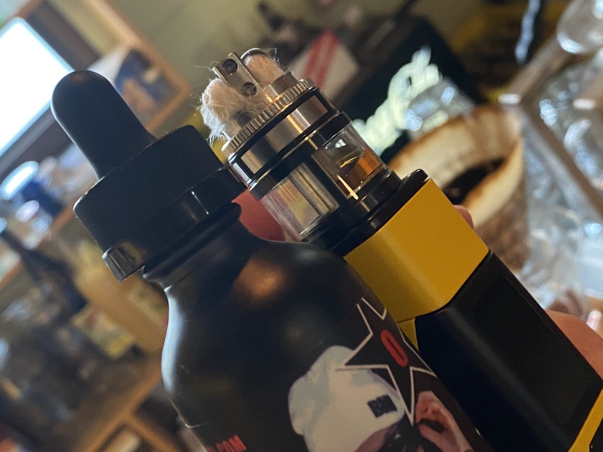 CTHRAG_YASKA's tweet image. 15時にオープンしましたよ。

今日のおもちゃは、 #Ehpro の2_in_1  FusionKit！

１つのRTDAに２つのリキッドが貯められる、変なアトマとそれ用のmod。片方ずつオンにしたりオフにしたりできるので、3つのフレーバーが楽しめる！？

#YenCafe0466