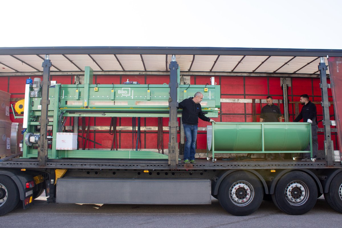 abracom_ES's tweet photo. ¡𝐁𝐮𝐞𝐧𝐨𝐬 𝐝í𝐚𝐬! 🤸🤸 

En #Abracom, como #fabricantes #especialistas en #abrasivos,  también nos preparamos y todos los años realizamos inversiones en nuevas máquinas para la mejora de nuestros fabricados: #bandas #anchas,  #bandas #estrechas, #rollos, #discos y #pliegos https://t.co/PbUVWWLA4v