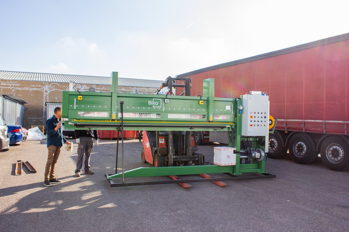 abracom_ES's tweet photo. ¡𝐁𝐮𝐞𝐧𝐨𝐬 𝐝í𝐚𝐬! 🤸🤸 

En #Abracom, como #fabricantes #especialistas en #abrasivos,  también nos preparamos y todos los años realizamos inversiones en nuevas máquinas para la mejora de nuestros fabricados: #bandas #anchas,  #bandas #estrechas, #rollos, #discos y #pliegos https://t.co/PbUVWWLA4v