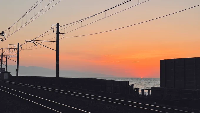 線路越しに垣間見える水平線と日没を見送った。さらば今日の旅路よ。