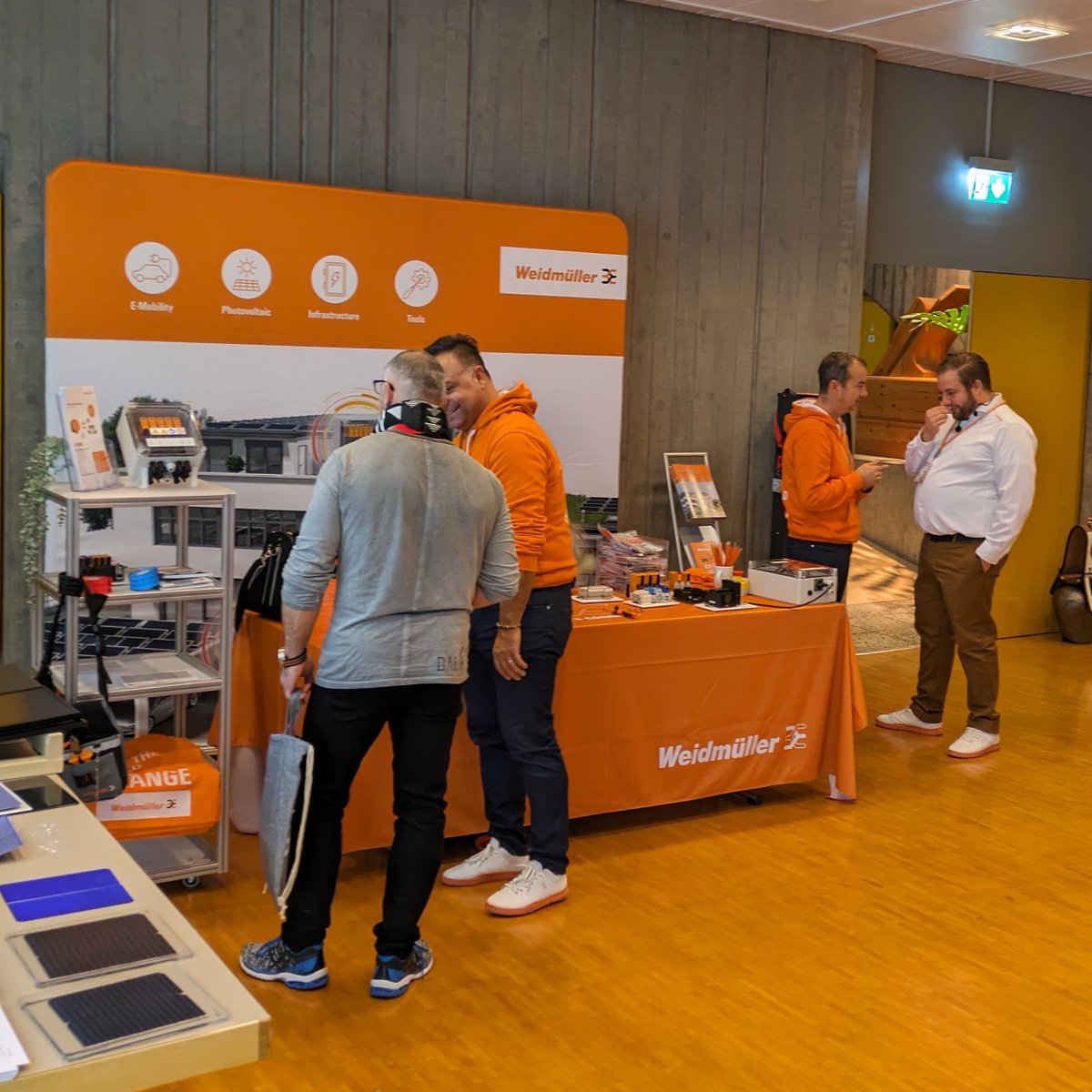 EnergieAkademie Toggenburg «Watts new» die 4. Mit unseren Partnern gab es Einblicke in nachhaltige Energiekonzepte "Made in Europe". Roland Langenegger zeigte Aus-/Weiterbildungen in der Solarbranche. Roger Nordmann erläuterte seine Vorstellung einer raschen und gerechten Wende.
