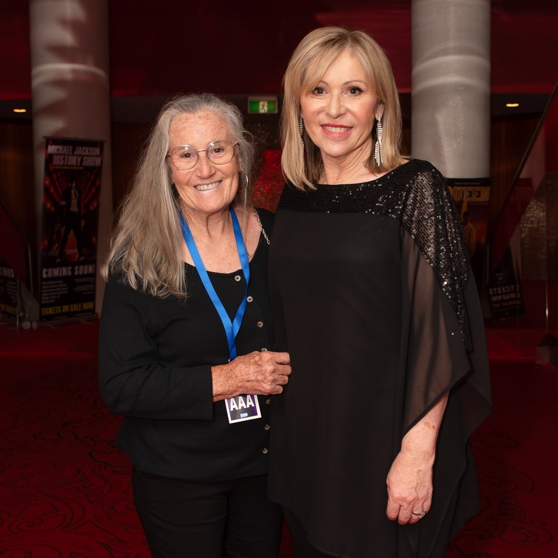 bgscucumbercas1's tweet photo. How lovely is this?! The boys sister, #LesleyGibb, and her daughter #DeboraMcLane (#CousinsGibb) at the #BestOfTheBeeGees performance last Saturday night in Broadbeach, Aus. Deb performed #Imortality w/my fav orchestra conductor #GeorgeEllis 🎶✨ #BeeGees
https://t.co/lW04OCER7Z https://t.co/HgZkK49gTl